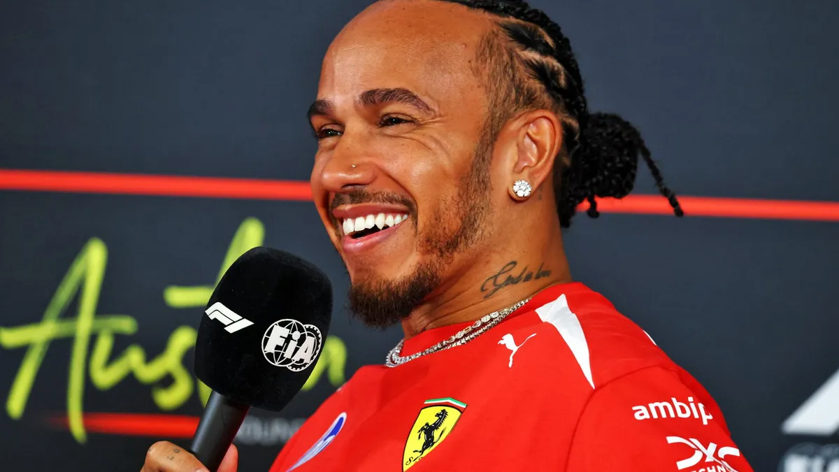 Lewis Hamilton Bercanda Harus Balapan F1 Hingga Usia 45 Tahun Demi GP Rwanda