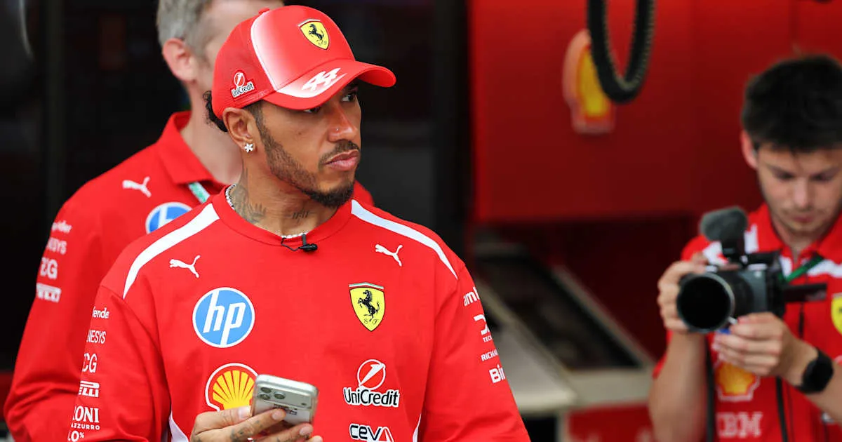 Kesalahan Strategi GP Singapura 2026: Kritik Pedas Martin Brundle untuk Keputusan Kontroversial Lewis Hamilton di Ferrari