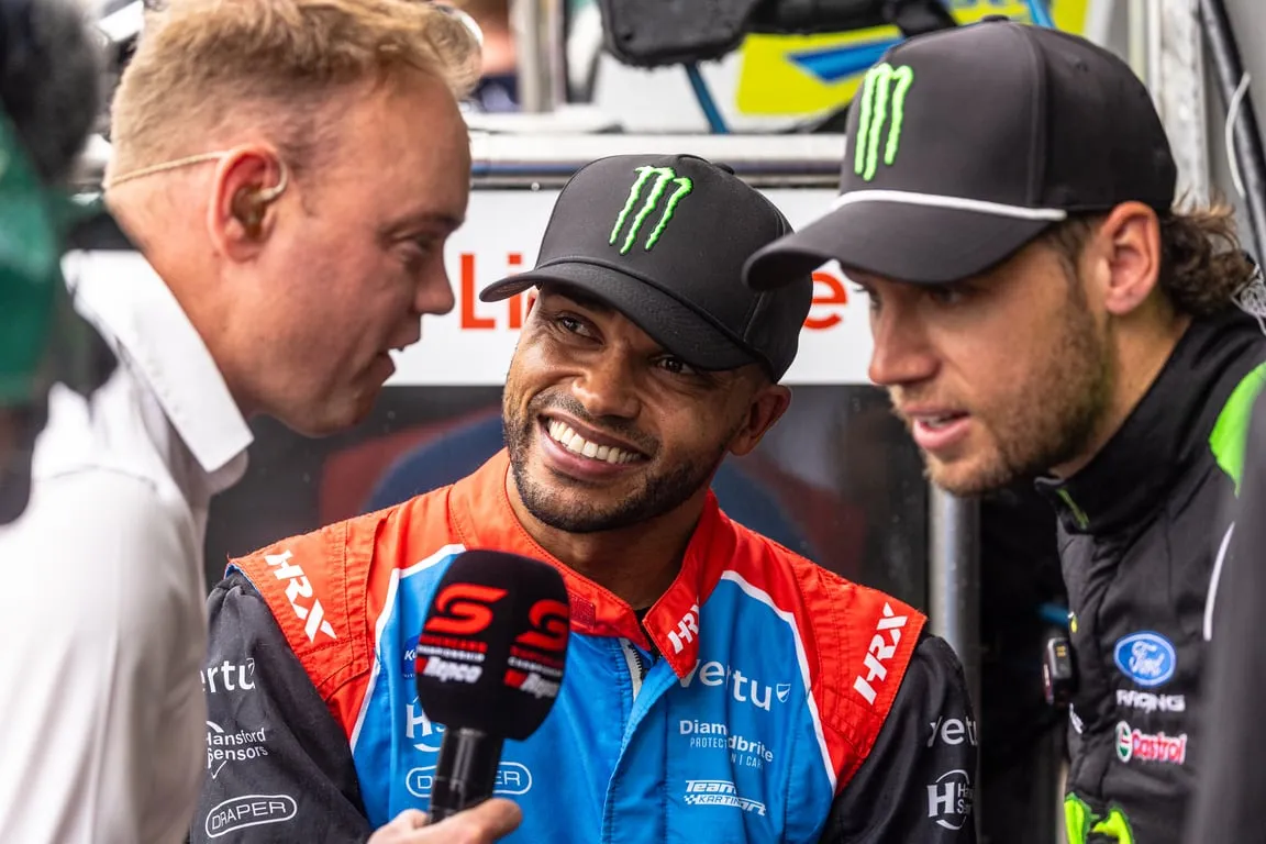 Nicolas Hamilton Jajal Sensasi Mobil V8 Supercars di Surfers Paradise
