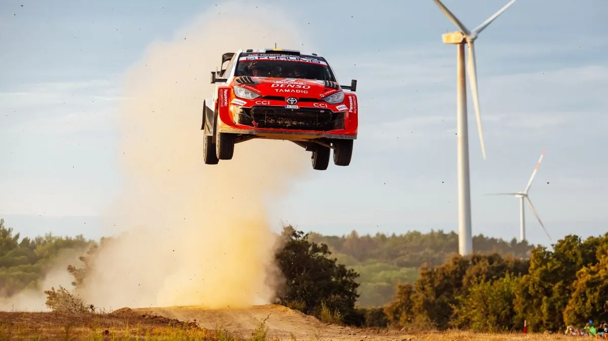 Oliver Solberg Tempel Ketat Thierry Neuville di WRC Sardinia