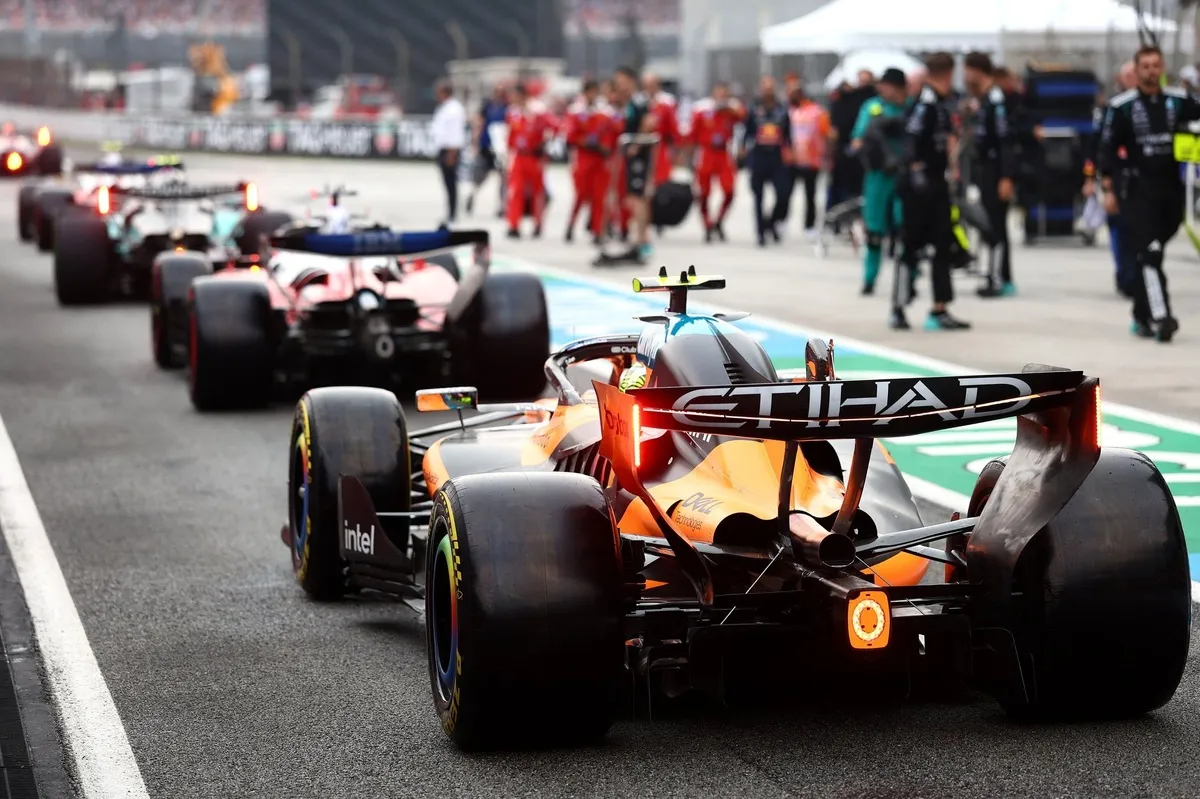 Judul 60-70 karakter yang pas: Blunder Ban Slicks McLaren-Ferrari di Bahrain