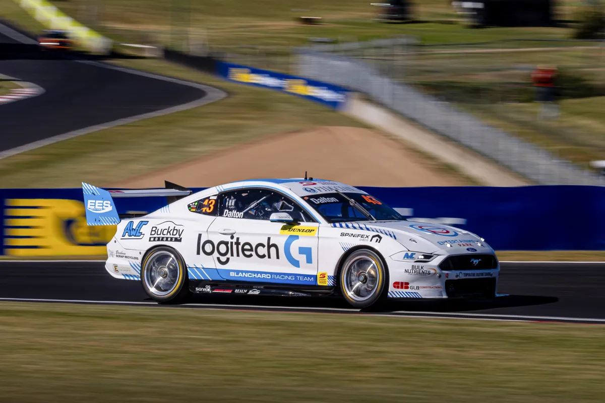 Drama Bathurst Super2: Lochie Dalton Jegal Sweeny di Mount Panorama