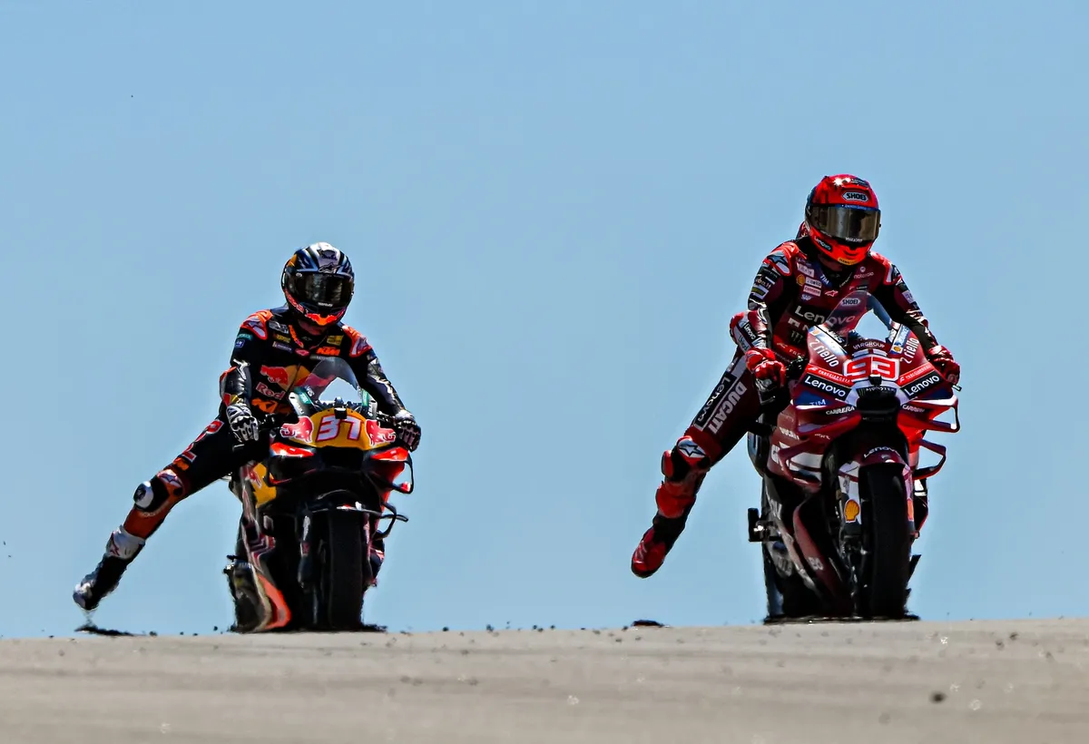Analisis MotoGP 2026: Mampukah Pedro Acosta Bantu Marc Marquez?